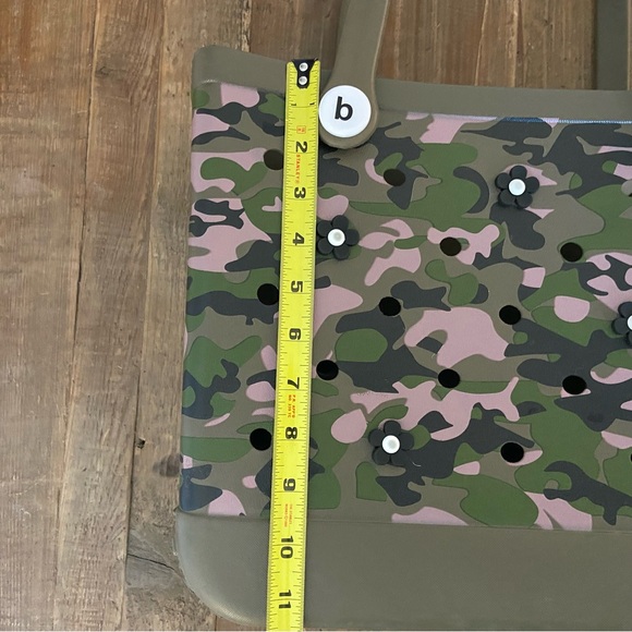 BOGG BAG CAMO DURABLE TOTE WATERPROOF WITH FLOWER CHARMS - Picture 10 of 10